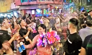 Giây phút bước sang năm 2020 ở phố Tây Ảnh: Trần Nguyên Anh 