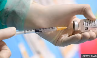 Một liều vắc-xin AstraZeneca ảnh: Getty Images 
