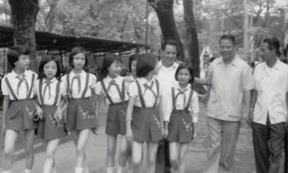 Đội Họa Mi cùng Giám đốc Cung Thiếu nhi Hà Nội Lê Khanh đón Bí thư Thứ nhất TƯ Đoàn thời đó- Đặng Quốc Bảo đến thăm. (Ông Đặng Quốc Bảo đứng giữa, ông Lê Khanh bên trái). Ảnh: Tư liệu