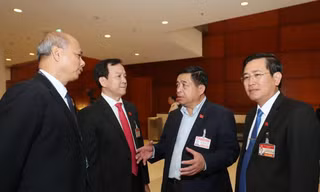 Các đại biểu trao đổi bên hành lang Đại hội XIII của Đảng. Ảnh: Như Ý 