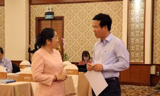 Đồng chí Võ Văn Thưởng trao đổi với đại biểu tham dự hội nghị. ảnh: TTXVN