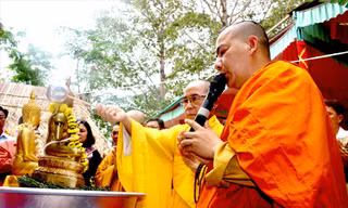 Nghi lễ tắm Phật được thực hiện rất tôn nghiêm.