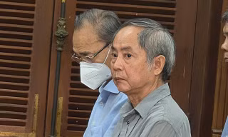 Hai bị cáo tại phiên tòa.