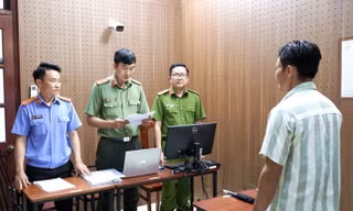 Tống đạt quyết định khởi tố đối với Lê Thanh Nhất Nguyên.