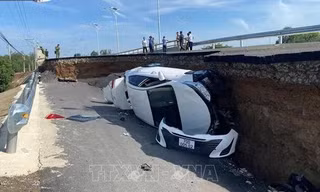 Ôtô và xe máy di chuyển vào thời điểm sụp, lún bị hư hỏng nặng. Ảnh: Thanh Tân