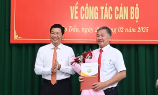 Ông Trịnh Ngọc Phương (phải).