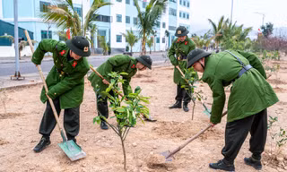 Tuổi trẻ công an nhân dân tham gia trồng cây bảo vệ môi trường