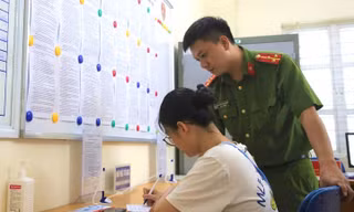 Cận cảnh quy trình cấp đổi đăng ký, giấy phép lái xe tại công an phường ở Hạ Long