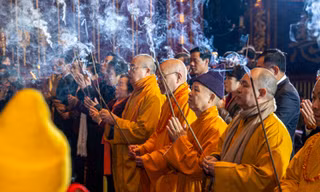 Hàng nghìn người đổ về Yên Tử trong ngày mưa rét