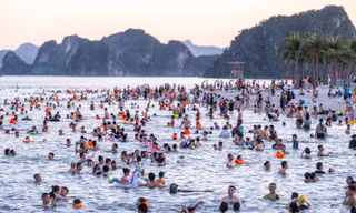 Nguy cơ mất an toàn ở bãi tắm Hạ Long 