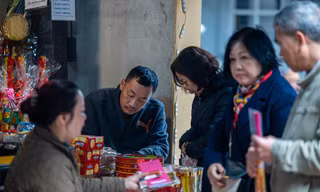 Người dân Hạ Long đổ đi lễ chùa cầu may