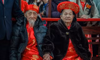 Hàng nghìn người nô nức đổ ra đường xem lễ rước người sống có một không hai ở Quảng Ninh