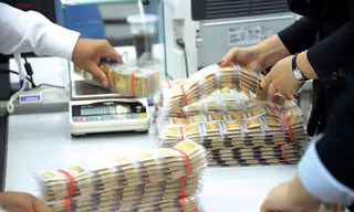 Giá đấu thầu thấp kỷ lục, vàng vẫn thừa
