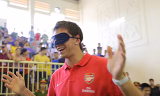 Sao Arsenal bịt mắt chơi bóng đá tại Hà Nội