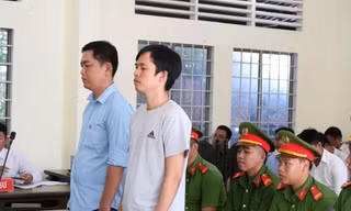 Hai cựu công an - Nghĩa (áo thun), Tuấn Anh (áo sơ mi) lĩnh 16 năm tù về tội Cố ý gây thương tích - Ảnh: Kim Hà