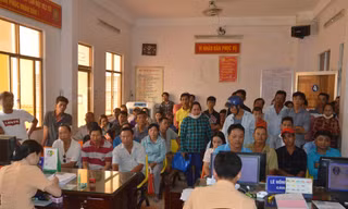 Hàng trăm người chen chúc đợi bấm biển số ngũ quý 9