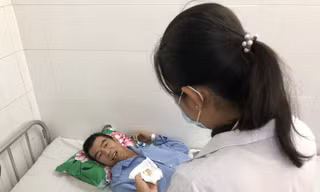Gắp xương cá 'khủng' cắm trong thực quản người đàn ông bị tai biến