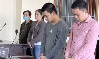 Bị cáo Khang (áo xám) và Đức tại phiên tòa.