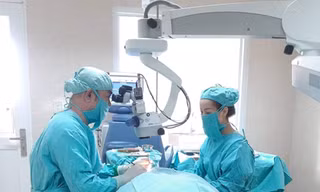 Bị lưỡi cưa gãy văng trúng, người đàn ông suýt phải bỏ một mắt