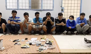Nhiều người tháo chạy khi công an đột kích sới bạc