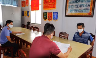 Không đeo khẩu trang còn chửi bởi, thách thức cán bộ khi bị phạt 300.000 đồng