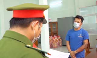 'Con bạc' hành hung người thi hành công vụ hòng thoát thân