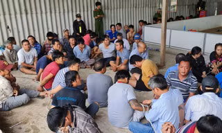 Bắt quả tang 153 đối tượng sát phạt trong kho gạo bỏ hoang