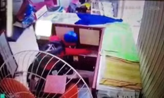 Kẻ bịt mặt táo tợn chích điện cướp tiệm vàng giữa ban ngày