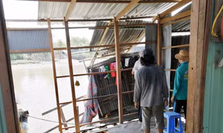 An Giang: Sạt lở sông, dân khẩn cấp dời nhà