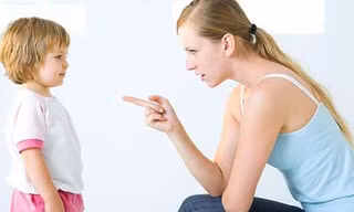 Ba mẹ nghiêm khắc, con dễ béo phì