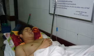 Dù phải chi rất nhiều tiền để được KCB nhưng nhiều bệnh nhân vẫn phải nằm ngoài hành lang để điều trị Ảnh: Phong Cầm