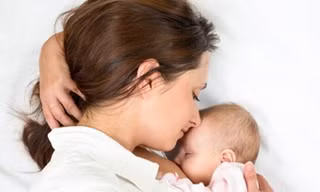 Trẻ em ngày nay bị cai sữa mẹ quá sớm