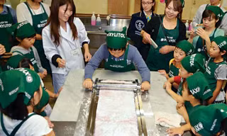 Miếng kẹo cao su lớn nhất thế giới do học sinh tiểu học làm