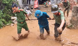 Công an vượt suối, lội bùn giúp dân khắc phục hậu quả mưa lũ