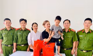  Hai cán bộ công an Lai Châu cứu sống bé trai 4 tuổi ngã xuống ao sâu