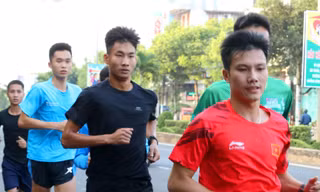 Trịnh Quốc Lượng (áo đen) chuyển sang cự ly 42,195km tại Tiền Phong Marathon 2021. Ảnh: Như Ý