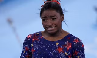 Simone Biles bật khóc sau khi mắc lỗi tại Olympic Tokyo 2020. 