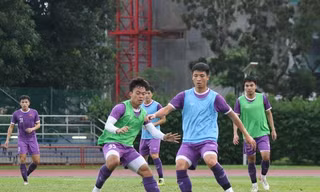 Trung vệ Bùi Tiến Dũng (phải) tập luyện bình thường.