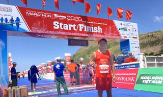 Ông Đoàn Ngọc Hải hoàn thành đường đua 42,195 km ở Tiền Phong Marathon 2020 tại Lý Sơn.