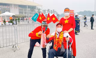 Cổ động viên ngồi xe lăn vượt quãng đường hơn 30km cổ vũ đội tuyển Việt Nam thi đấu