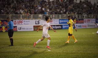 Văn Toàn ghi bàn thắng ấn định tỉ số 2-1 cho HAGL