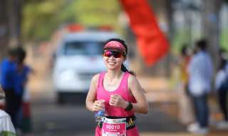 Những bóng hồng rạng rỡ trên đường chạy Tiền Phong Marathon