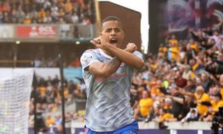 Greenwood ăn mừng bàn thắng vào lưới Wolverhampton
