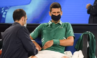 Djokovic dính chấn thương