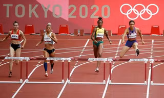 Quách Thị Lan (ngoài cùng, bên trái) giành quyền vào bán kết nội dung 400m rào nữ tại Olympic 2020