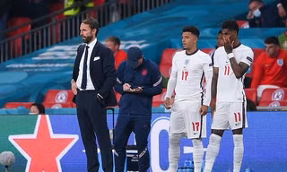HLV Southgate tung Jadon Sancho và Marcus Rashford vào sân đá luân lưu, nhưng cả hai đều thất bại.