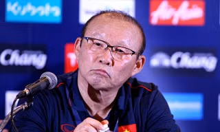 HLV Park Hang Seo: 'Tôi không ngốc đến mức biết Thái có 3 trung vệ cao to vẫn đá bóng dài'