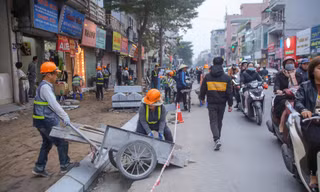 Phố 'siêu tắc' Khâm Thiên lại đào xới, lát hè dịp cận Tết