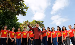 Thí sinh Hoa hậu háo hức quay MV giữa biển