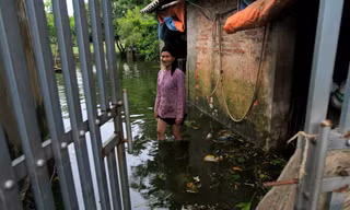 Sau 15 ngày, vùng rốn lũ Chương Mỹ vẫn ngập sâu